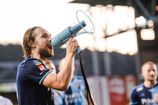 Djurgårdens Kevin Walker jublar mot supportrar