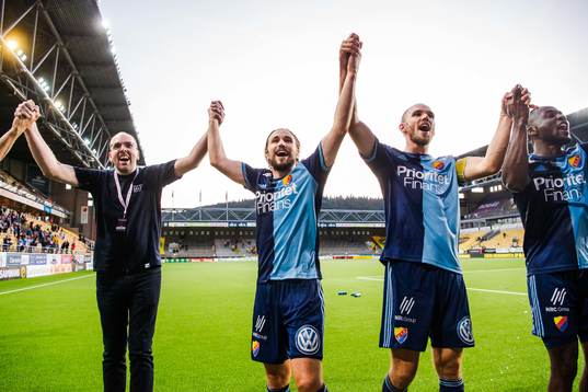 Djurgårdens Kevin Walker jublar mot supportrar