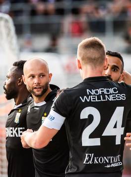 IFK Göteborgs Robin Söder jublar med lagkamrater