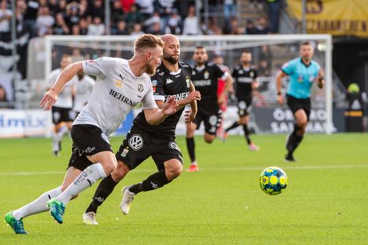 Örebros Michael Almebäck och IFK Göteborgs Robin Söder