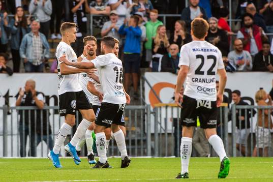 Örebros Jake Larsson jublar med lagkamrater