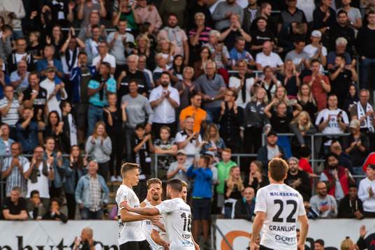 Örebros Jake Larsson jublar med lagkamrater