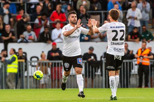 Örebros Yaser Kasım och Albin Granlund jublar