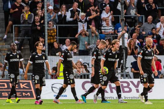 IFK Göteborgs August Erlingmark deppar med lagkamrater