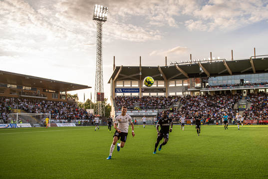 Örebros Jake Larsson och IFK Göteborgs Nzuzi Toko