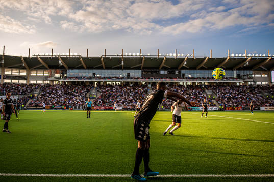 IFK Göteborgs Nzuzi Toko gör ett inkast