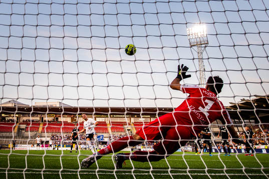 Örebros Martin Broberg missar en straff på IFK Göteborgs