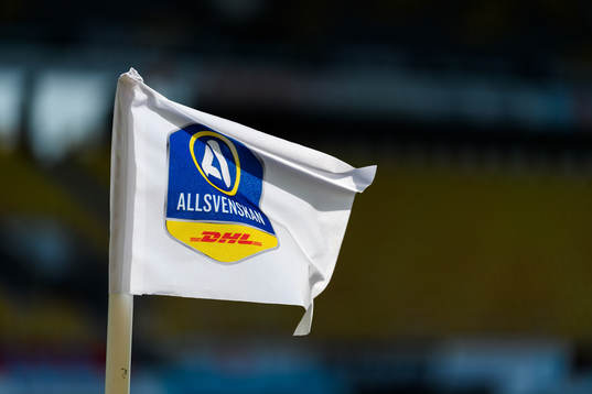 Hörnflagga med Allsvenskans logga och DHL