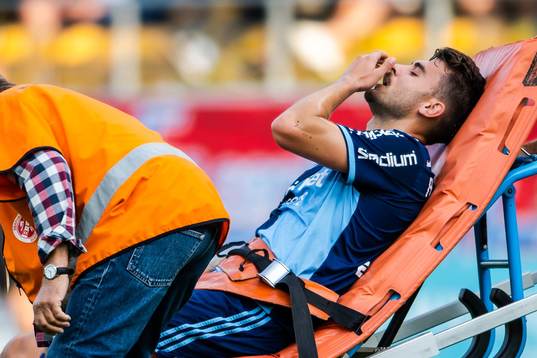 Djurgårdens Astrit Ajdarevic bärs av planen på bår