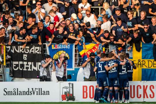 Djurgårdens Kevin Walker jublar med lagkamrater