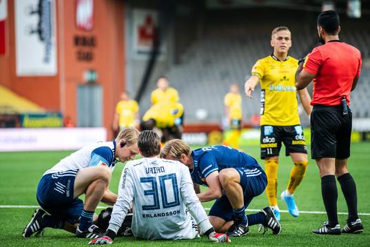 Djurgårdens målvakt Tommi Vaiho får vård medan