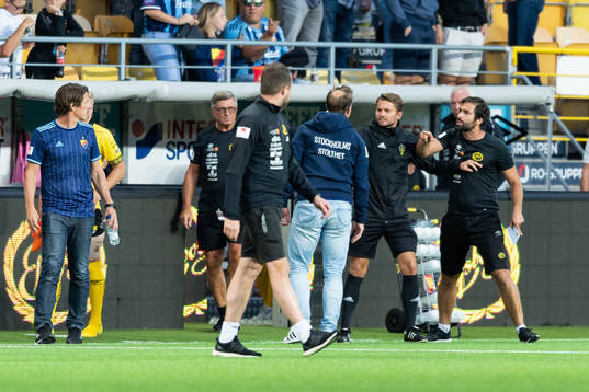 Irriterat mellan Djurgårdens tränare Kim Bergstrand och
