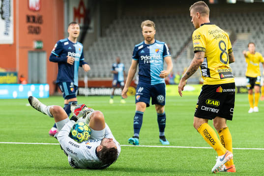 Djurgårdens målvakt Tommi Vaiho tar sig för smalbenet