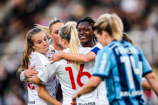 Rosengårds Anam Imo jublar med lagkamrater