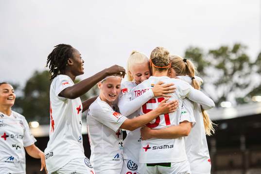 Rosengårds Lisa-Marie Utland jublar med lagkamrater