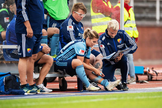 Djurgårdens Hanna Folkesson förbereder sig för byte på