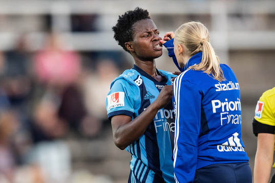 Djurgårdens Portia Boakye undersöks