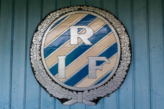 Skylt med Råå IFs klubbmärke på