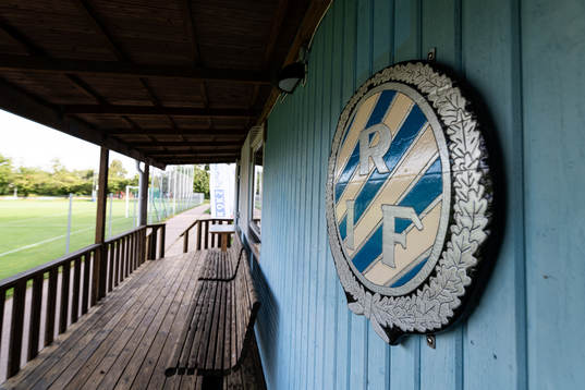 Skylt med Råå IFs klubbmärke på