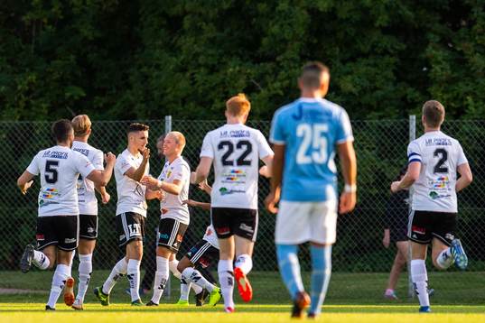 Laholms Gjenis Zeqiri jublar med lagkamrater