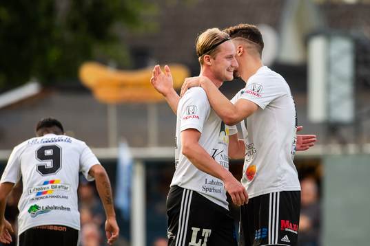 Laholms spelare jublar