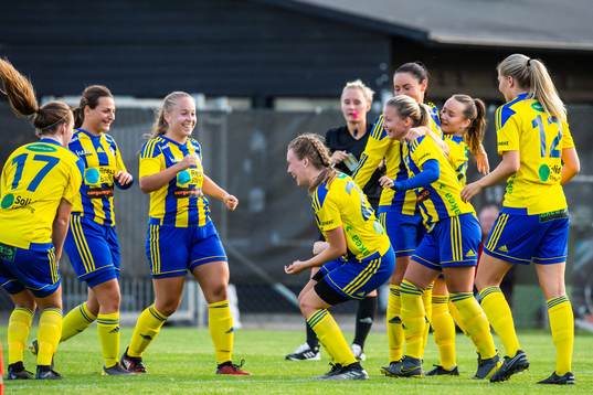 Eskilsminnes Nova Karlsson jublar med lagkamrater
