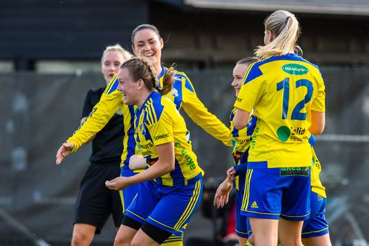 Eskilsminnes Nova Karlsson jublar med lagkamrater