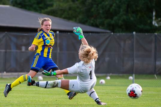 Eskilsminnes Nova Karlsson gör 2-0