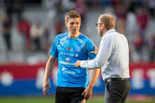 Halmstads tränare Magnus Haglund i samtal med Mikael Boman