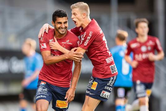 Örgrytes Ailton Almeida jublar med Alexander Bernhardsson