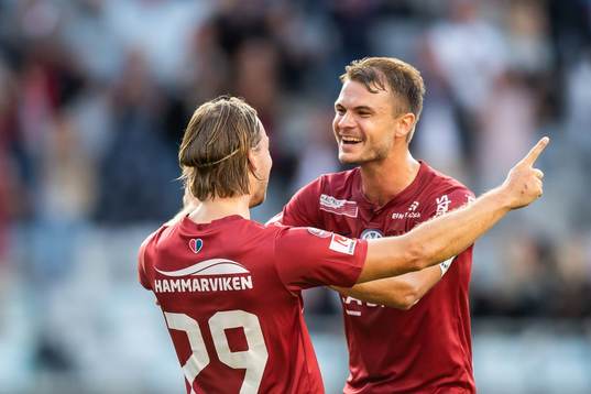 Örgrytes Danny Ervik jublar med lagkamrater