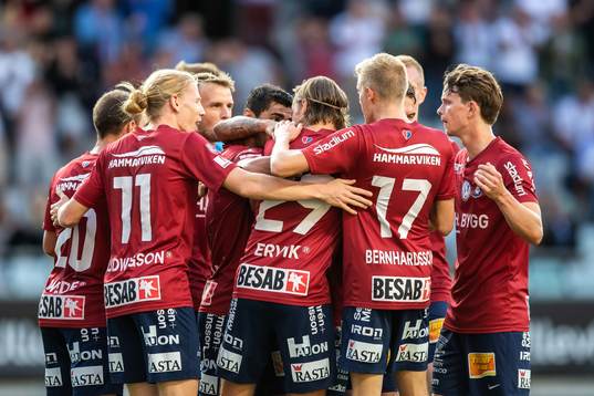 Örgrytes Danny Ervik jublar med lagkamrater