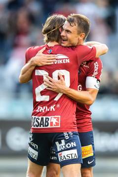 Örgrytes Danny Ervik jublar med lagkamrater