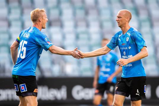 Halmstads Andreas Johansson jublar med Peter Larsson