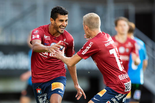 Örgrytes Ailton Almeida jublar med Alexander Bernhardsson
