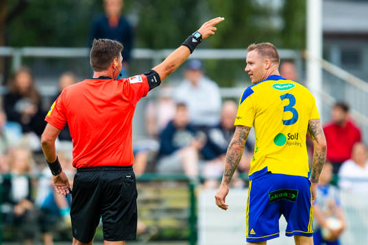 Eskilsminnes Marcus Nilsson i samspråk med huvuddomaren