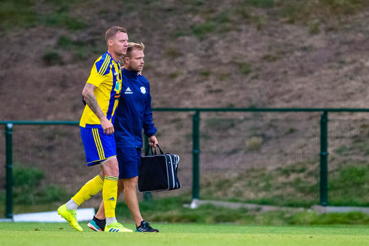 Eskilsminnes Marcus Nilsson får hjälp av planen