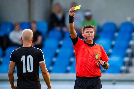 Domare Antti Kanerva utdelar en varning