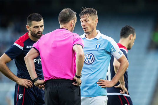 Markus Rosenberg of Malmö FF and referee Stuart Attwell