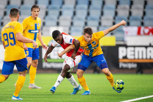 Simon Skrabb of IFK Norrköping and Nigel Hasselbaink of