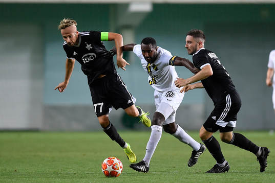 Henok Goitom of AIK and Yuri Kendysh of Sheriff