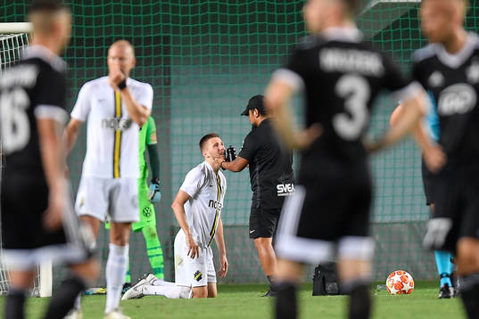 Karol Mets of AIK get injured