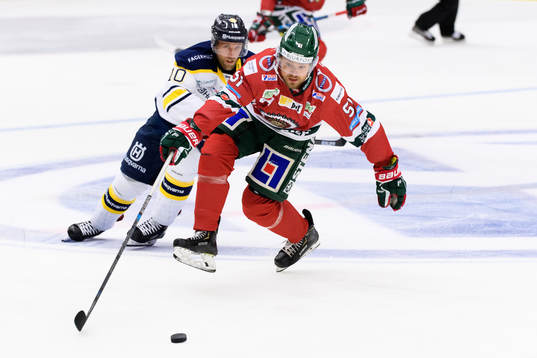 s Martin Thörnberg jagar Frölundas Mats Rosseli Olsen