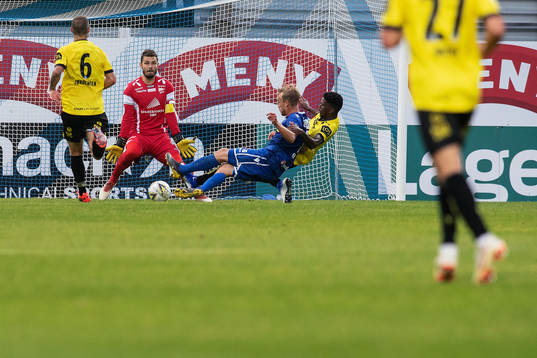 Pontus Engblom of Sandefjord and Damion Lowe of Start in a