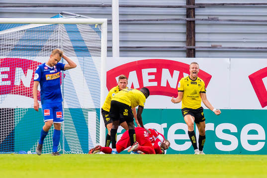 Eirik Wichne, Afeez Aremu, goalkeeper Jonas Deumeland and
