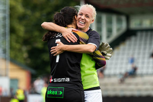 Rosengårds målvakt Zecira Musovic och Caroline Seger