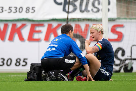 Linköpings Nilla Fischer undersöks av läkare