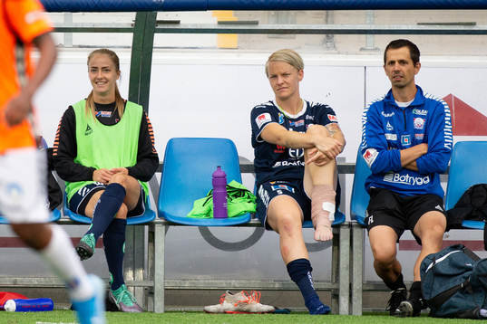 Linköpings Nilla Fischer med lindat ben på bänken