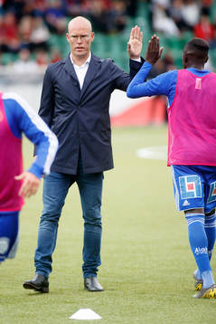 Joel Cedergren, huvudtränare innan fotbollsmatchen i