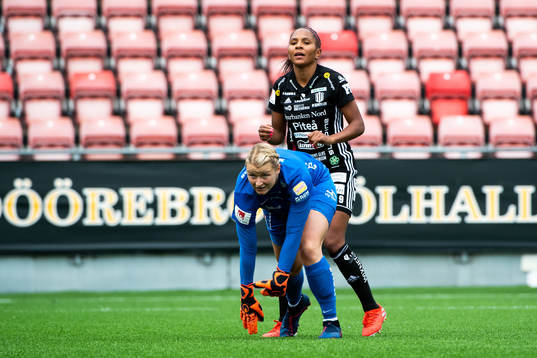 Örebros målvakt Danielle Rice och Piteås Madelen Janogy